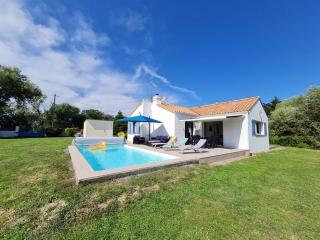 Maison rénovée avec piscine chauffée, grand terrain, proche plage et centre - calme assuré - FR-1-777-24 - 8