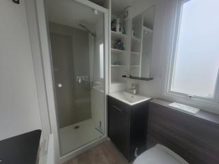 Mobil-home moderne avec piscine couverte, proche mer, 6 pers, animaux admis - FR-1-777-25 - 3