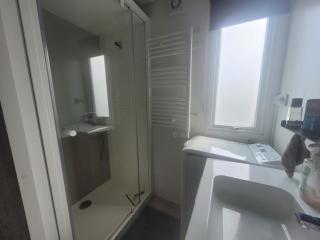 Mobil-home moderne avec piscine couverte, proche mer, 6 pers, animaux admis - FR-1-777-25 - 2