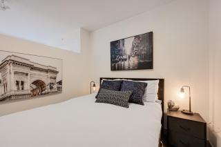 Chic & Modern Apartment In The Heart Of Downtown - 2