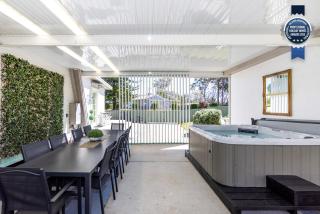 Wavesong on Watts - Pet Friendly with Spa - 0