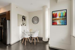 Chic & Modern Apartment In The Heart Of Downtown - 6