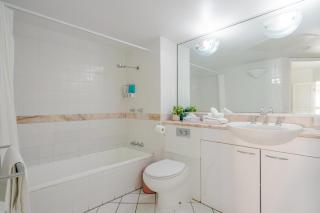 Inner City One Bedroom Apartment with Pool View 22 - 2