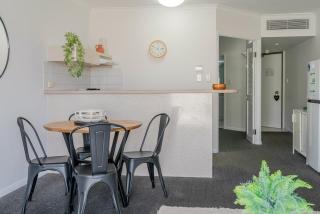 Inner City One Bedroom Apartment with Pool View 22 - 7