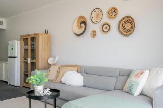 Inner City One Bedroom Apartment with Pool View 22 - 8