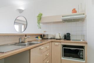 Inner City One Bedroom Apartment with Pool View 22 - 5