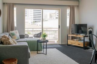 Inner City One Bedroom Apartment with Pool View 22 - 9