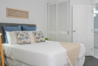 Inner City One Bedroom Apartment with Pool View 22 - 3