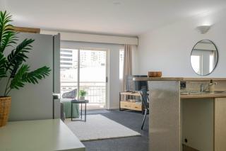 Inner City One Bedroom Apartment with Pool View 22 - 6