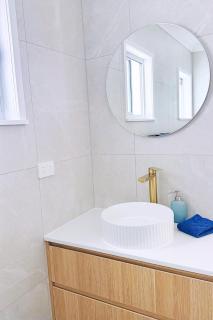 Cove at Redcliffe - Modern Coastal Hideaway - 5