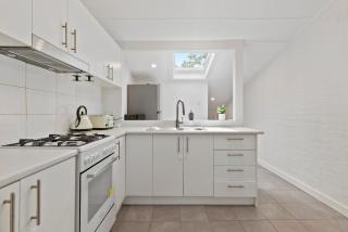 2BR Darlington Home for 6 with Balcony - 7