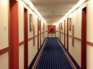 Golden Lustre Hotel - 6