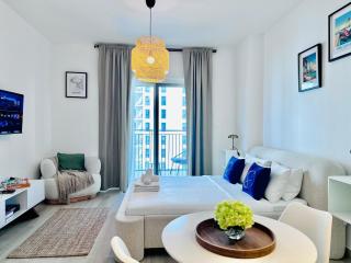 Modern Studio in Waters Edge Pool & Canal Views - 0