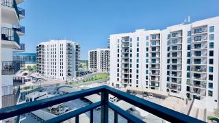 Modern Studio in Waters Edge Pool & Canal Views - 8