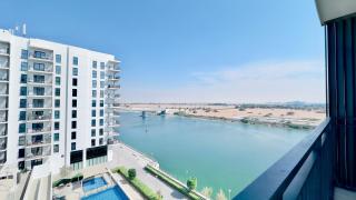 Modern Studio in Waters Edge Pool & Canal Views - 6