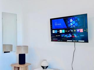 Modern Studio in Waters Edge Pool & Canal Views - 2