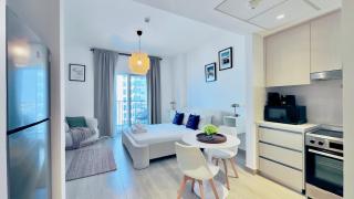 Modern Studio in Waters Edge Pool & Canal Views - 1