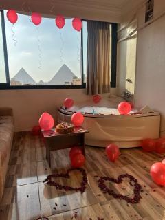 jacuzzi & panoramic pyramids view - 6