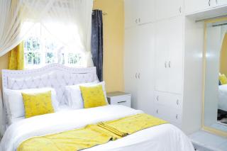 Aggie's BnB- Entire 3-Bedroom Bungalow - 2