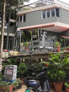 Cozy room at The Hole In The Wall Cafe Indiranagar - Bangalore - 7