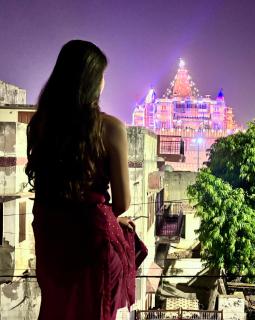 Divine Stay- Facing Krishna Janambhoomi Temple- Family Curated HomeStay - Hotel Like Amenities - 0