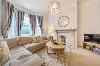 Luxury 5BR Villa I Central & Free Parking - 0