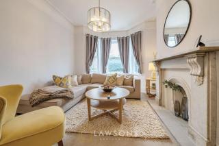 Luxury 5BR Villa I Central & Free Parking - 8