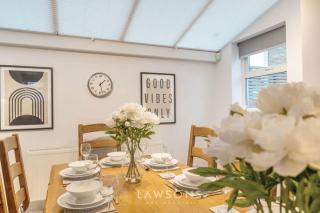 Luxury 5BR Villa I Central & Free Parking - 9