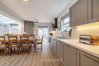 Luxury 5BR Villa I Central & Free Parking - 8