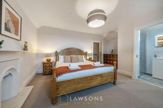 Luxury 5BR Villa I Central & Free Parking - 3