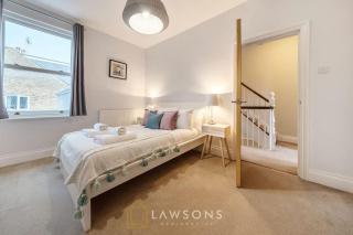 Luxury 5BR Villa I Central & Free Parking - 2