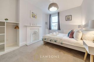 Luxury 5BR Villa I Central & Free Parking - 1