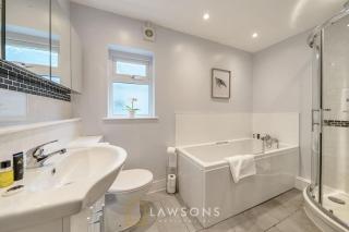 Luxury 5BR Villa I Central & Free Parking - 3