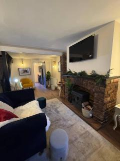 Winsford Woodford Cottage - Cozy Retreat - 3