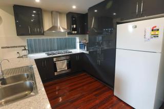 KozyGuru | Richmond | Stylish 3-Bedroom City Gem - 7