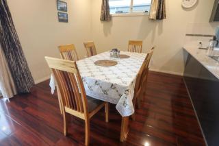 KozyGuru | Richmond | Stylish 3-Bedroom City Gem - 5