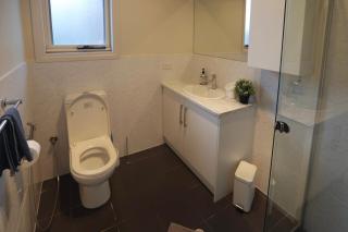 KozyGuru | Richmond | Stylish 3-Bedroom City Gem - 2