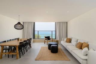 Stylish & Spacious 3 bedroom apartment by the Sea - 0