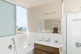 Stylish & Spacious 3 bedroom apartment by the Sea - 4