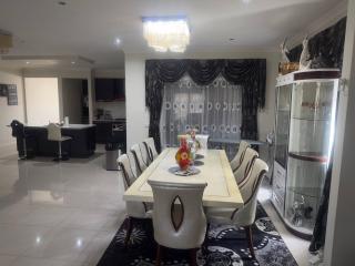 Luxury Melton House Room 1 - 7