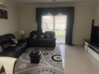 Luxury Melton House Room 2 - 0