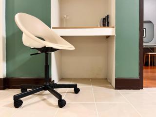 Spacious 1BR with 300MBPS Internet near High Street BGC - 6