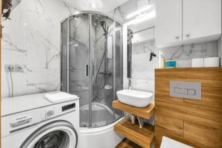 Modzelewskiego Spacious Apartment by BookingHost - 5