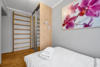 Modzelewskiego Spacious Apartment by BookingHost - 1