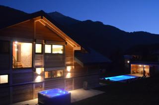 Chalet neuf, Jacuzzi, piscine privée mai-sept, pétanque, proche Paradiski - 0