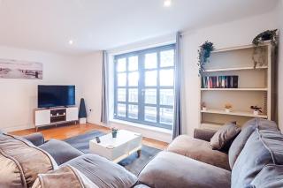 Stylish 2BR flat - free parking - fast Wi-Fi - 8