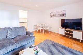 Stylish 2BR flat - free parking - fast Wi-Fi - 4