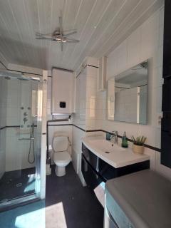 Charming 2 bedroom with sea view, pool and parking - 2