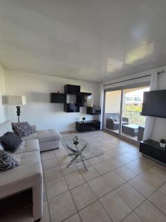 Charming 2 bedroom with sea view, pool and parking - 1