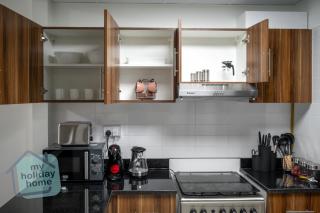 Cozy 1BR with Pool & Lake View Al Hamra Village - 3